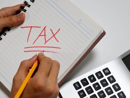 香港公司的利得税税表可以由哪些人员签字？