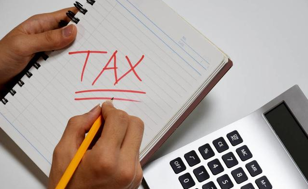 香港公司的利得税税表可以由哪些人员签字？